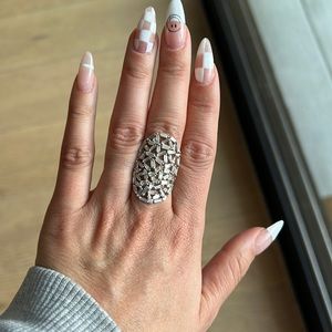 White gold and baguette diamond ring